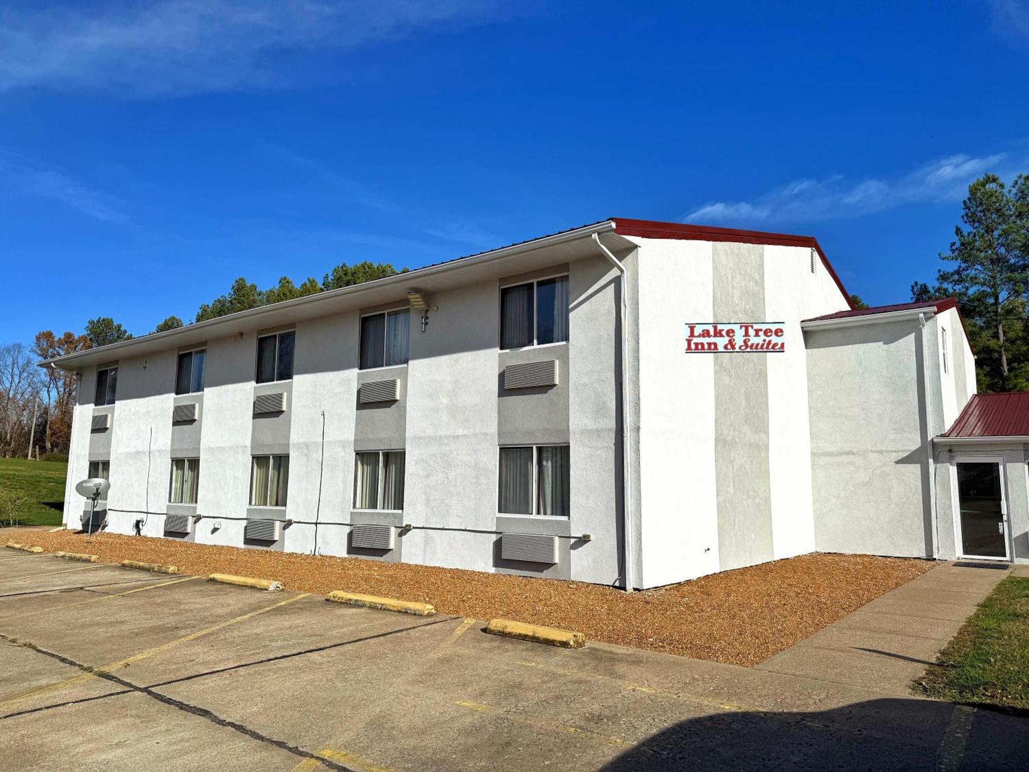 Lake Tree Inn & Suites ماريون المظهر الخارجي الصورة