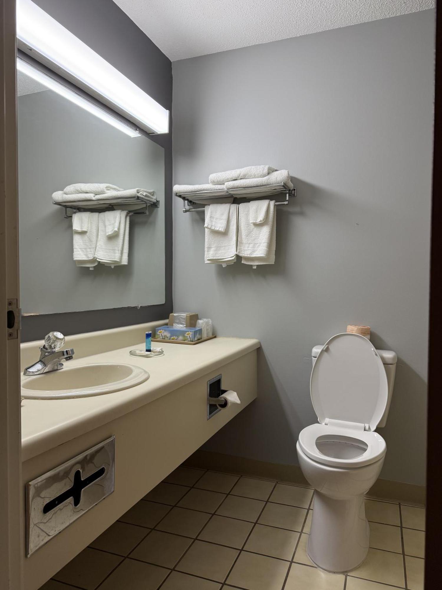 Lake Tree Inn & Suites ماريون المظهر الخارجي الصورة