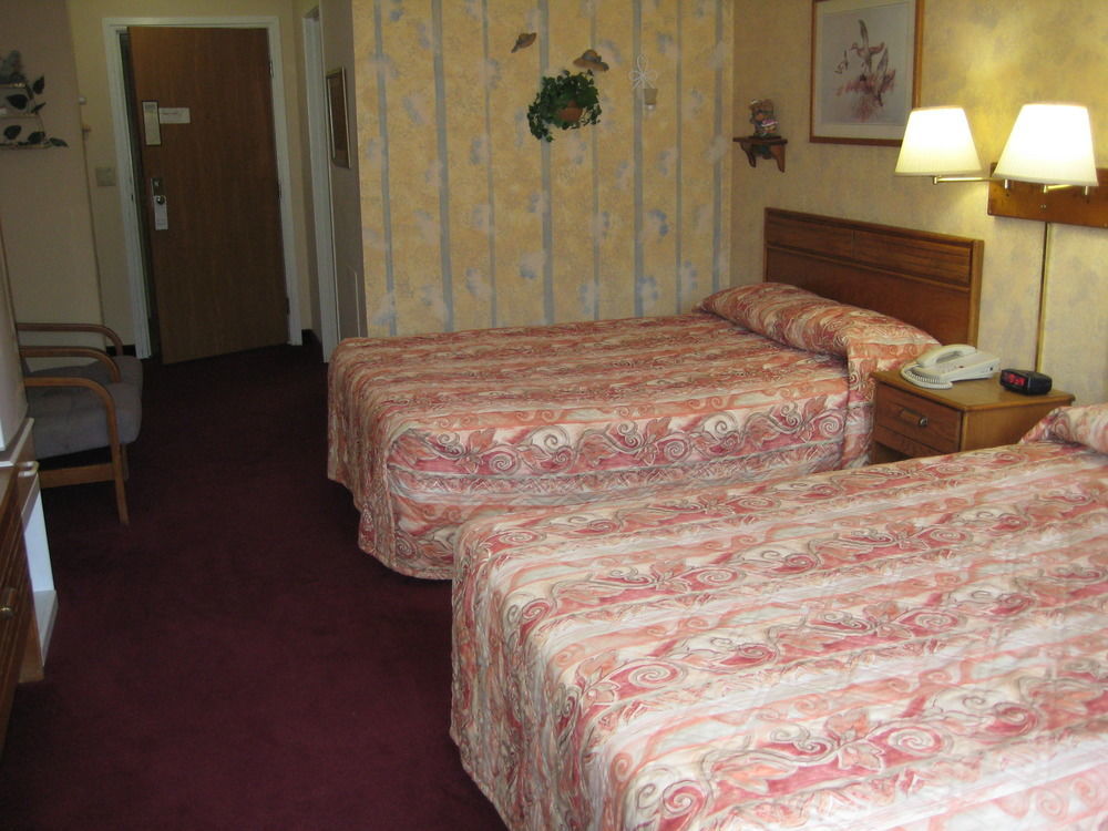 Lake Tree Inn & Suites ماريون المظهر الخارجي الصورة