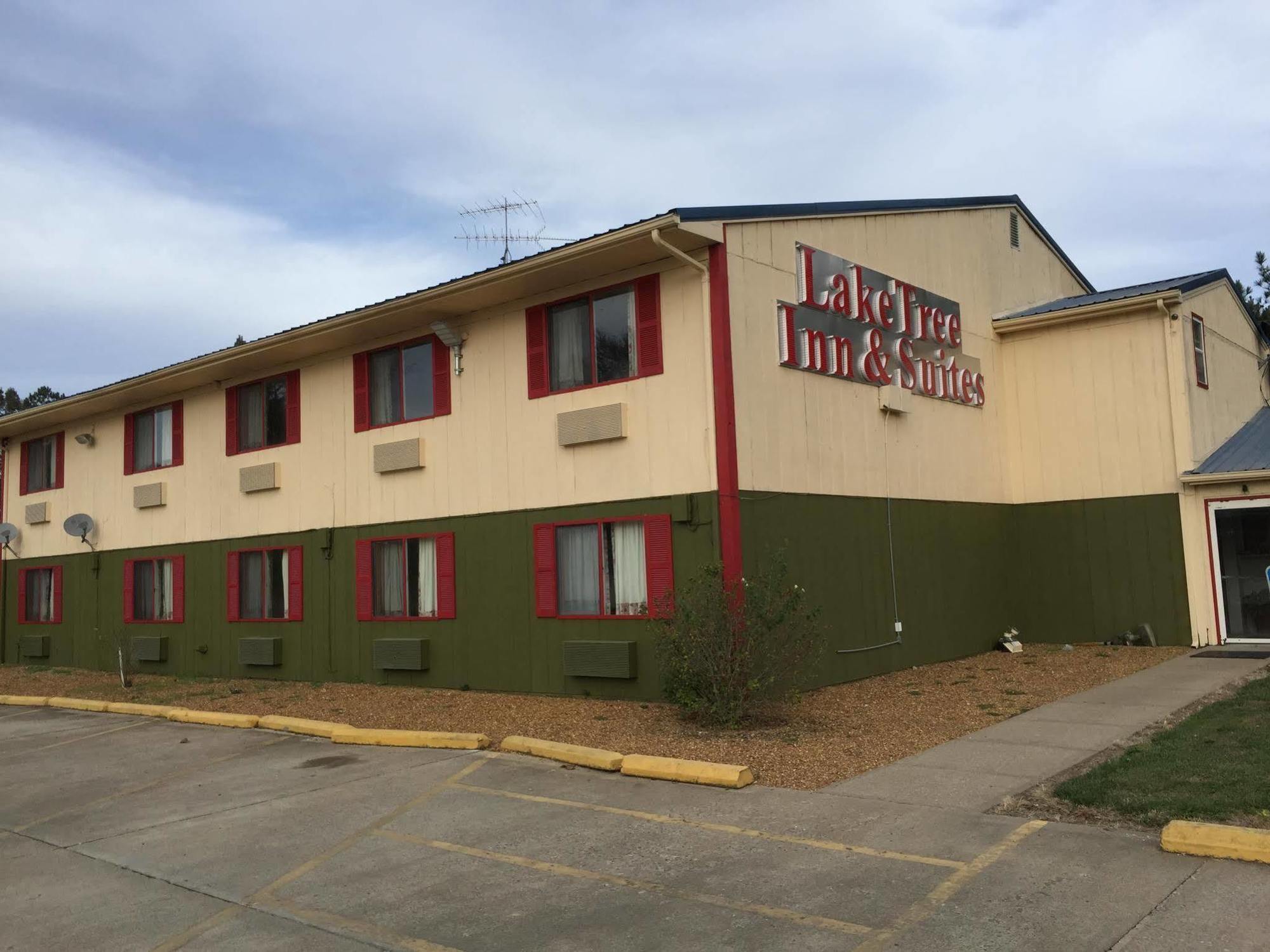Lake Tree Inn & Suites ماريون المظهر الخارجي الصورة