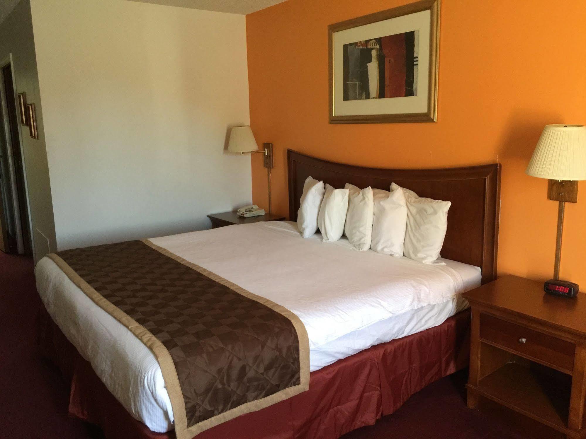 Lake Tree Inn & Suites ماريون المظهر الخارجي الصورة