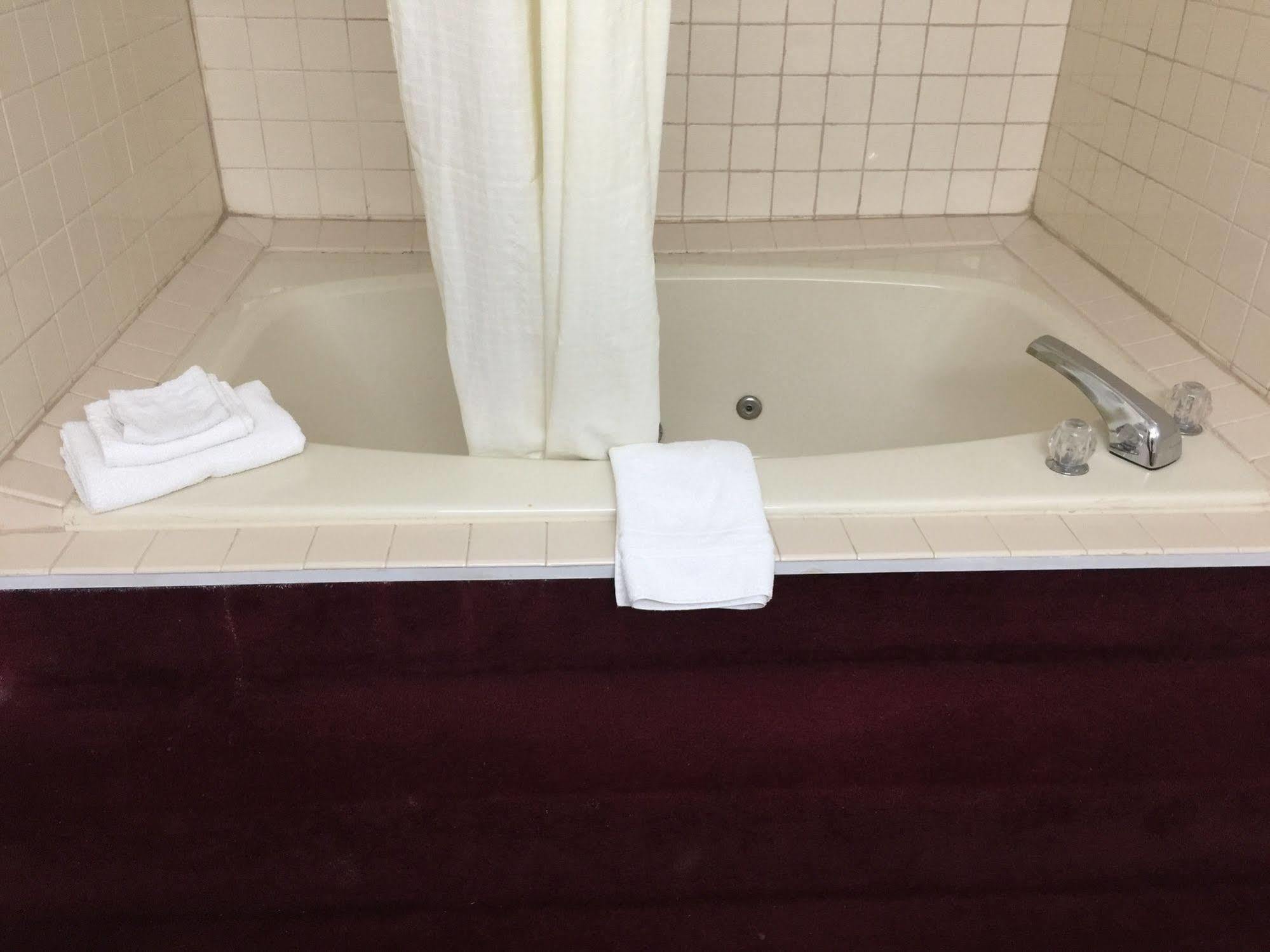 Lake Tree Inn & Suites ماريون المظهر الخارجي الصورة