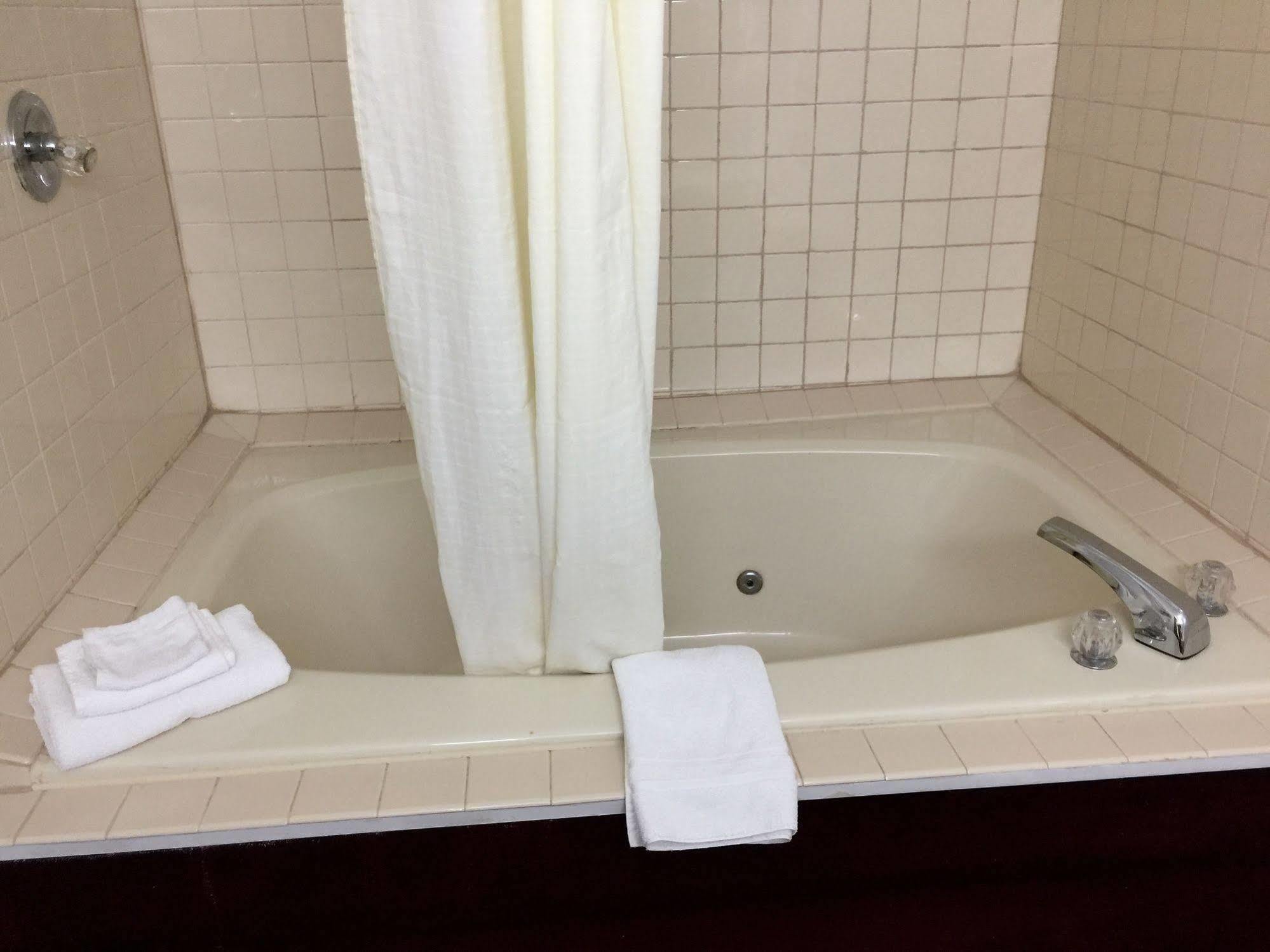 Lake Tree Inn & Suites ماريون المظهر الخارجي الصورة